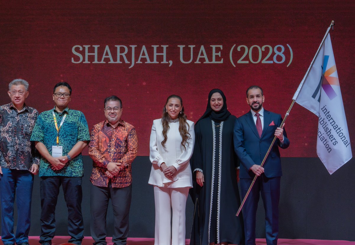 Bodour's tweet photo. تسلّم علم المؤتمر الدولي للناشرين نيابة عن الشارقة شكّل لحظة أعتز بها كثيراً. نرحب بمجتمع النشر العالمي في عام 2028، لعقد حوارات تثري قطاع النشر، وتفتح آفاقاً لأفكار جديدة، وتقرب مجتمعنا أكثر. https://t.co/1joXy8t9Xf