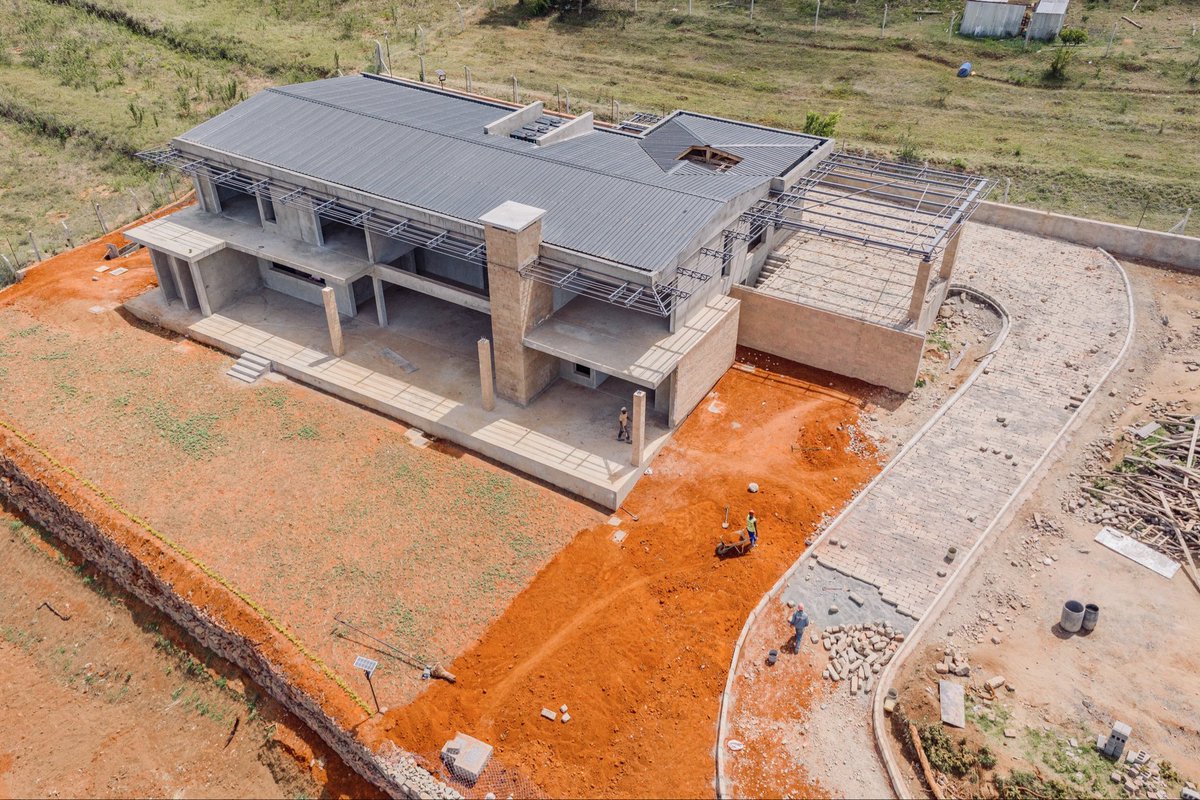 KevinMunala's tweet photo. A look back in time on the progress so far of Horizon in Mua hills. A villa etched into a slope. https://t.co/9dda7CVTaz