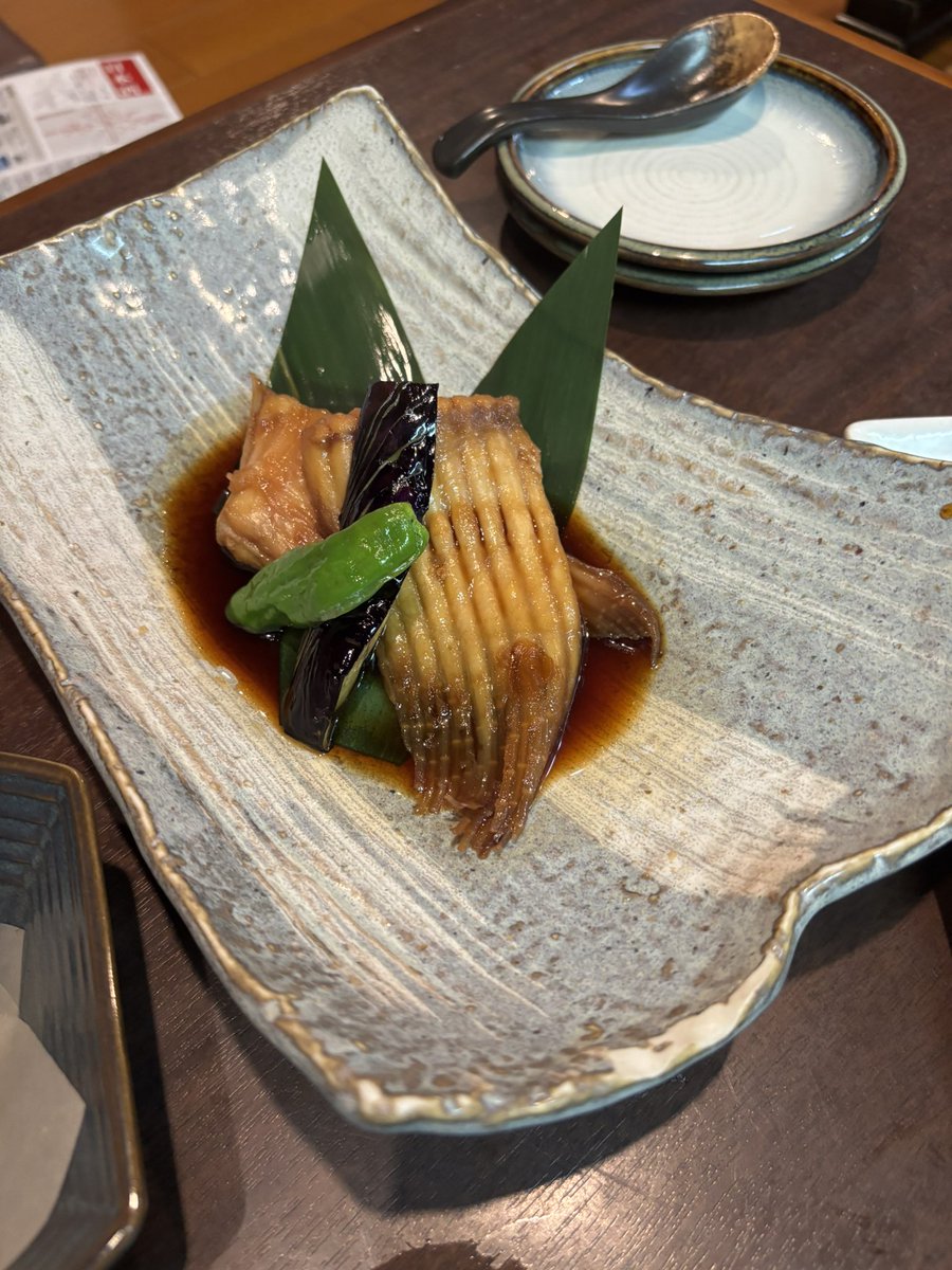 rider_jun's tweet photo. 月曜日の夕食。こちらのお店は一昔前に行ったきり行ってなかった。カウンターがないので、1人で入る勇気がなく、今回友人の誘いで行ってきた。かすべの煮つけを初めて食べた。軟骨がコリコリしてて、お酒に合う。 https://t.co/jdadV623Wg