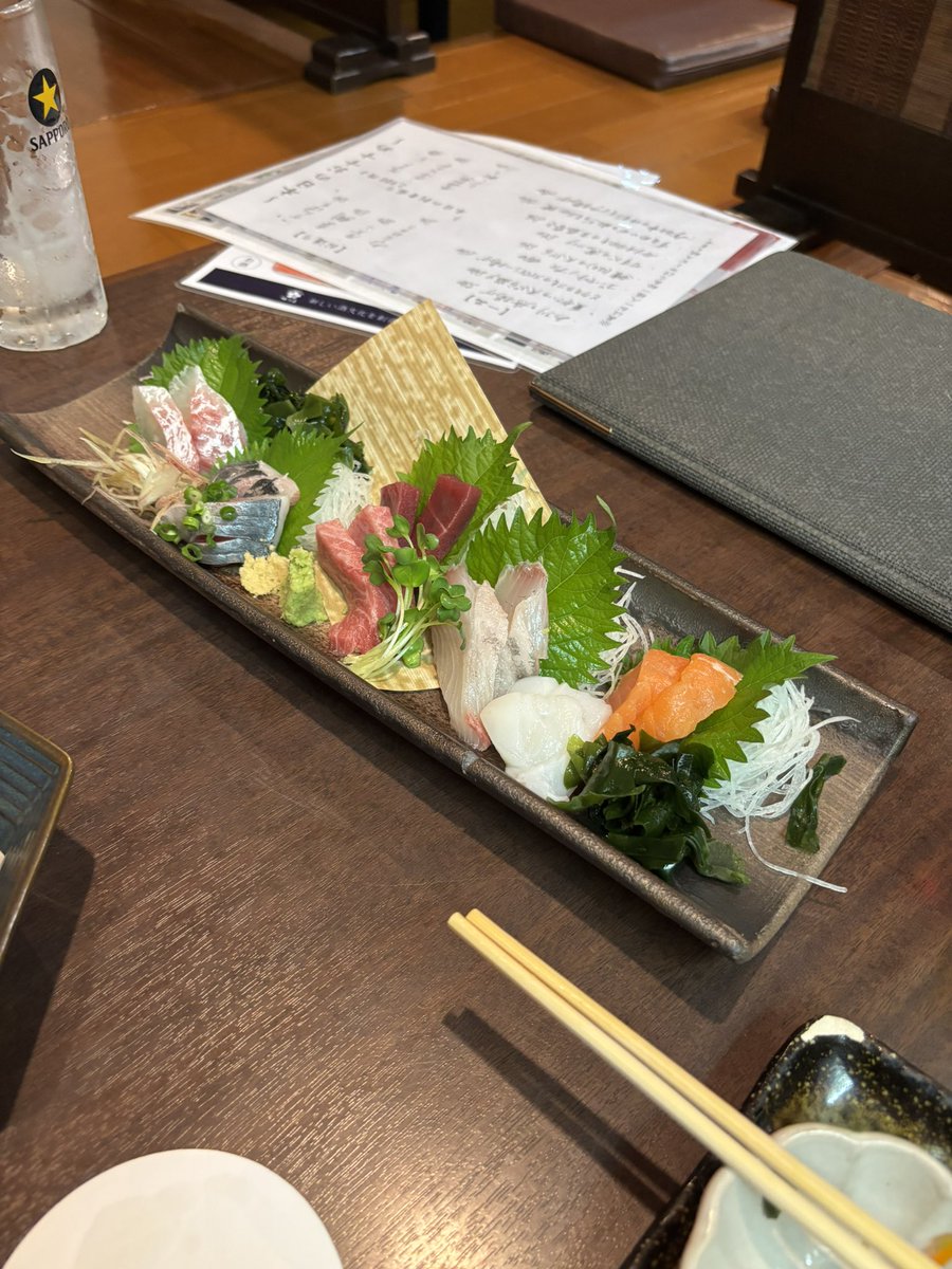 rider_jun's tweet photo. 月曜日の夕食。こちらのお店は一昔前に行ったきり行ってなかった。カウンターがないので、1人で入る勇気がなく、今回友人の誘いで行ってきた。かすべの煮つけを初めて食べた。軟骨がコリコリしてて、お酒に合う。 https://t.co/jdadV623Wg