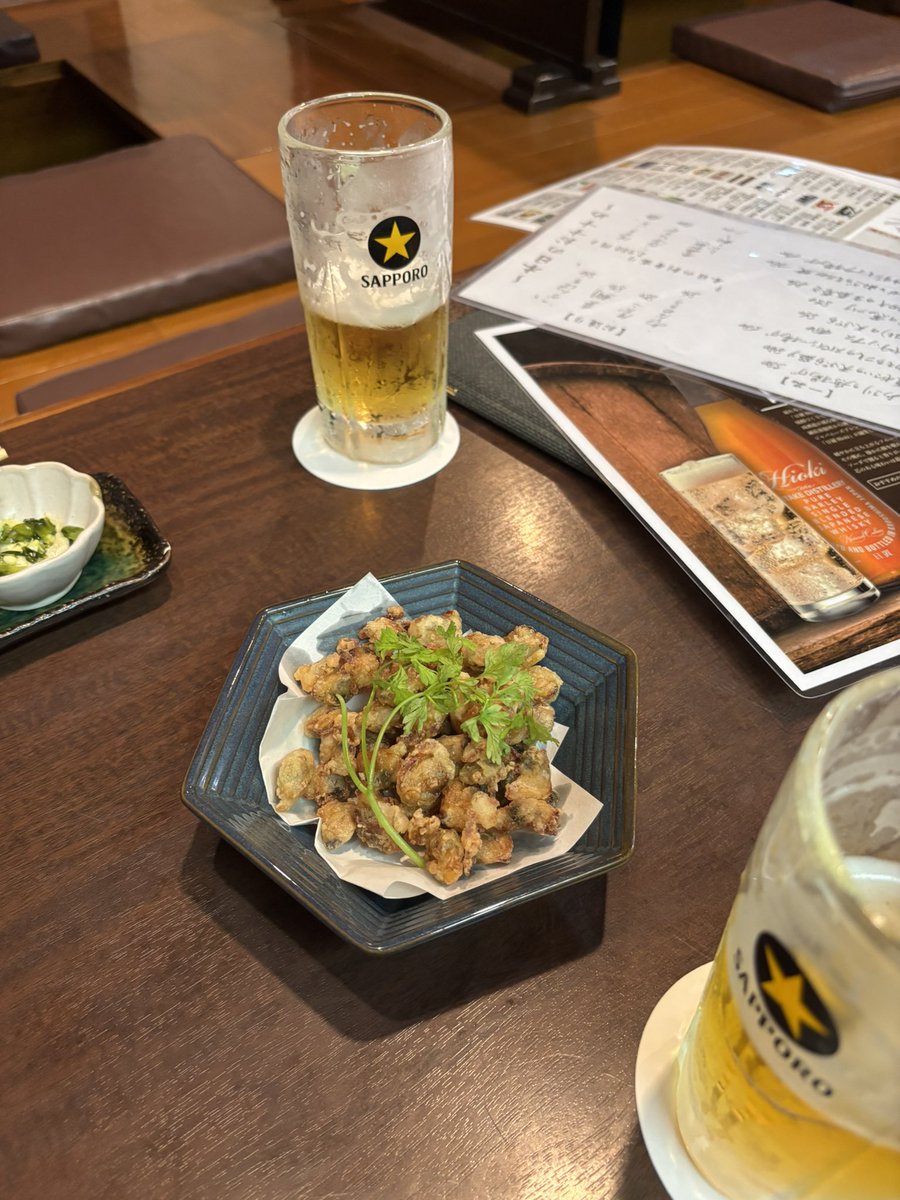 rider_jun's tweet photo. 月曜日の夕食。こちらのお店は一昔前に行ったきり行ってなかった。カウンターがないので、1人で入る勇気がなく、今回友人の誘いで行ってきた。かすべの煮つけを初めて食べた。軟骨がコリコリしてて、お酒に合う。 https://t.co/jdadV623Wg