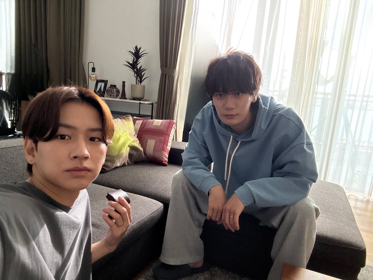_FakeFactLips_'s tweet photo. 🤍━━━━━━━━━━━━━━🤍

放送終了から2週間──。

たくさんの方に作品を愛していただき、
FOD総合ランキング1位をいただきました🥹🏆✨

本当にありがとうございます🤍

今日は、特別編撮影時のオフショットを📸✨

笑ったり、真剣に向き合ったり。
撮影中の何気ない時間も、今では大切な思い出です。

皆さんのお気に入りのシーンや、
心に残っているセリフもぜひ教えてください💋

これからも撮影の思い出やオフショットを、
少しずつお届けしていきます🌸

🤍━━━━━━━━━━━━━━🤍

▶️FOD（特別編 配信中）
https://t.co/DcIvKrDyLl

#ドラマFFL
#堀海登
#佐藤友祐