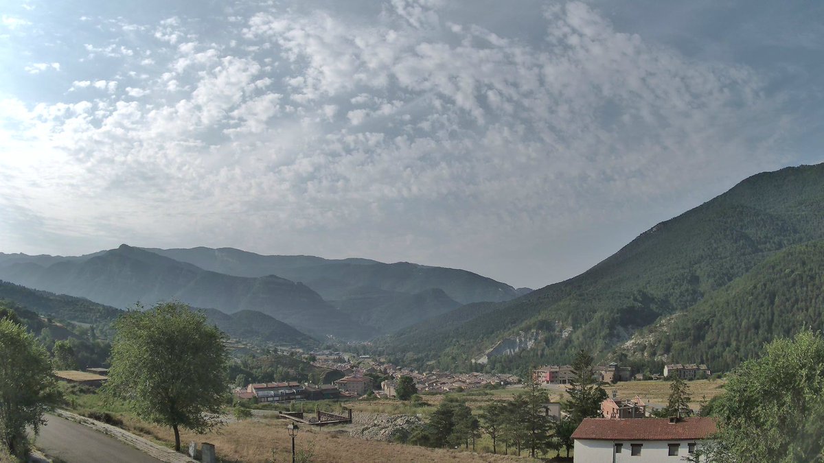 meteocadi's tweet photo. Bon dia! 🕗 Ens hem llevat amb menys fresca a les valls i la presència d'alguns núvols mitgencs.

👉 Avui. Cel enterbolit en alguns moments i menys calor que ahir. Descens de 2/4 graus de la màxima. Tarda amb tronades cap al nord de la Cerdanya i Andorra, difícilment aquí.

👉 Dissabte, darrer dia de calor "moderada" abans d'un nou ascens. Tarda variable ⛅, no és impossible alguna gotellada.

📅 Nova onada de calor a partir de diumenge. Màximes de 35/37 graus a les valls. La tercera onada de calor de l'estiu serà intensa, anirà acompanyada de pols del Sàhara i s'allargarà fins al 17/18 de juliol.
https://t.co/U0pLsq8dPL