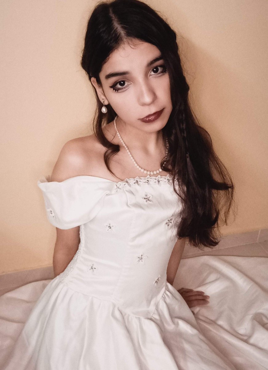 EvyWewy's tweet photo. me vs my honmei 🌹⚜️ https://t.co/jVt58vXoqS
