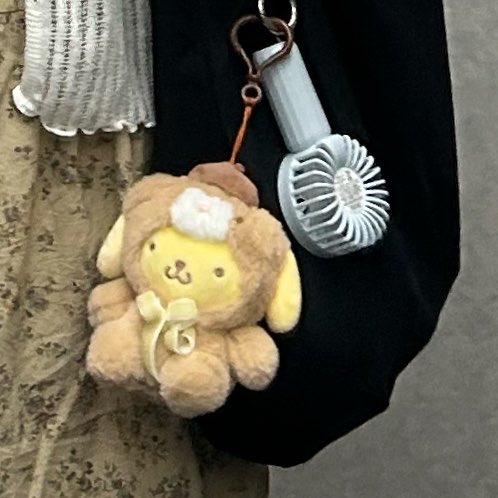 Cobaneul_'s tweet photo. 길가다가 옆에 인기척 느껴져서 봤는데 내 허리쯤 오는 초등학생 애기가 인형 들고 있었음
내가 떨군거 들고 왔나봐 고맙다고하니까 꾸벅 인사하고 사라짐 개귀여움 진짜 https://t.co/a2npNQMsn4