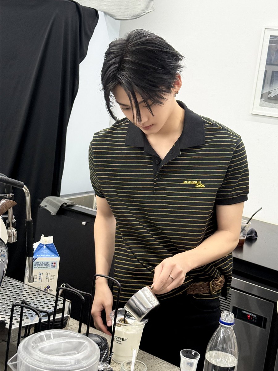 1s7nz's tweet photo. 어딜가야 이런 알바생 볼 수 있나요 https://t.co/y2HSTCpZvW