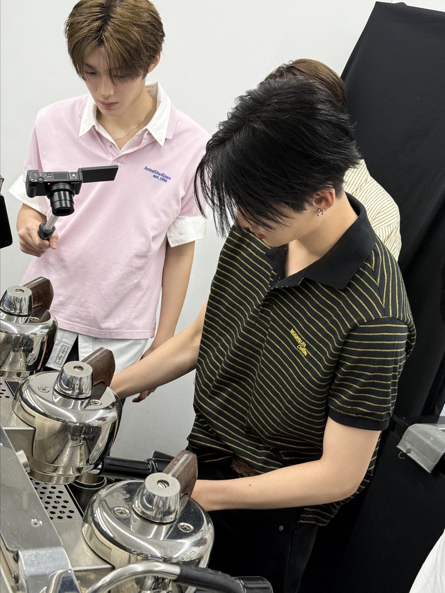 1s7nz's tweet photo. 어딜가야 이런 알바생 볼 수 있나요 https://t.co/y2HSTCpZvW