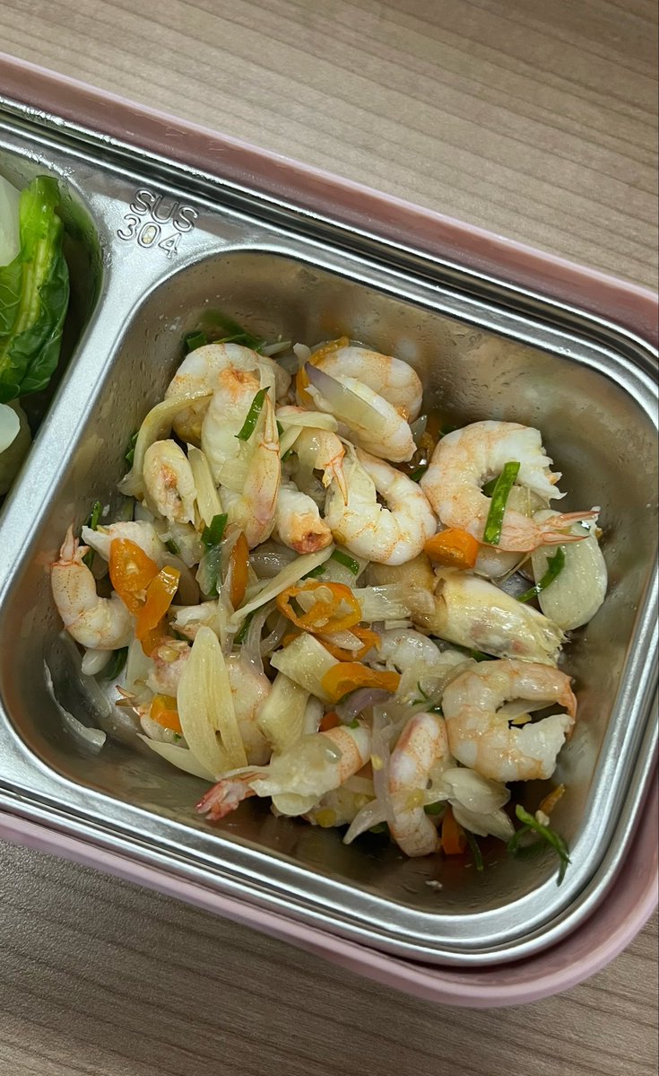 mintsugareu's tweet photo. Mau bikin ala ala udang sambal matah tapi gapake terasi, jadi cuma pake bawang merah, bawang putih, cabe setan dan daun jeruk https://t.co/Q0CEoqgB37