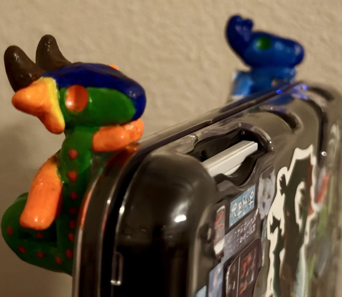 TheDragonLord02's tweet photo. Made glory and Tsunami hippers for my 3DS and Switch. They were a bit of a pain to make but they turned out so cute!!! 

#wingsoffire #wof #glorywof #tsunamiwof #art https://t.co/tI1jzENcjd