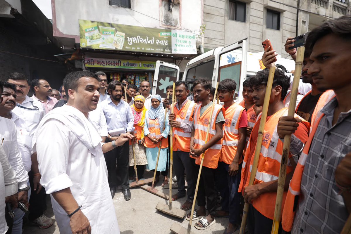 sanghaviharsh's tweet photo. बारिश के बाद सूरत को फिर से व्यवस्थित करने में हमारे सफाई कर्मियों ने दिन-रात मेहनत कर एक मिसाल पेश की है।

आज उनसे मिलकर उनका आभार व्यक्त किया और उनकी सेवा, समर्पण एवं कर्तव्यनिष्ठा को नमन किया।

सूरत की अटूट स्पिरिट को जीवंत बनाए रखने में हमारे सफाई योद्धाओं का योगदान अमूल्य है।

Safai Warriors✌️
