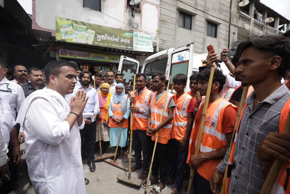 sanghaviharsh's tweet photo. बारिश के बाद सूरत को फिर से व्यवस्थित करने में हमारे सफाई कर्मियों ने दिन-रात मेहनत कर एक मिसाल पेश की है।

आज उनसे मिलकर उनका आभार व्यक्त किया और उनकी सेवा, समर्पण एवं कर्तव्यनिष्ठा को नमन किया।

सूरत की अटूट स्पिरिट को जीवंत बनाए रखने में हमारे सफाई योद्धाओं का योगदान अमूल्य है।

Safai Warriors✌️