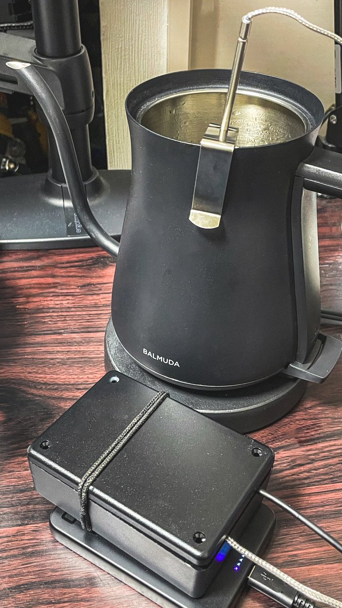 3710_swim's tweet photo. コーヒー専用温度計(仮)を作りました

自作アプリと連携して、温度を見ながら湯量も調整できるようにした

「美味しいコーヒーを自宅でいれたい」

その思いから始めた趣味プロジェクト

沸騰したお湯が適温まで下がるタイミングを確認したくて作りました
#コーヒー #アプリ開発 https://t.co/b6Kled6hOs