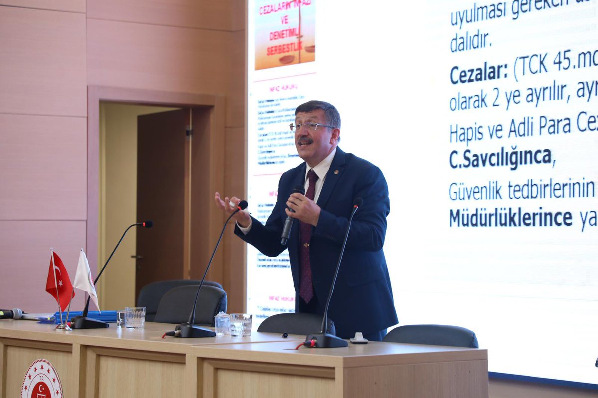 AvNiyaziPaksoy's tweet photo. İst. 2 Nolu Baromuz staj eğitim merkezi tarafından düzenlenen “İnfaz Hukuku Uygulamaları, Kasten Öldürme ve Yaralama Suçları” konulu eğitim programı Yargıtay 1. Ceza Dairesi üyesi Sn. Osman Atalay sunumları ve yoğun katılımla İstanbul Adliyesi Konferans salonunda gerçekleştirildi https://t.co/91TEnsvtvh