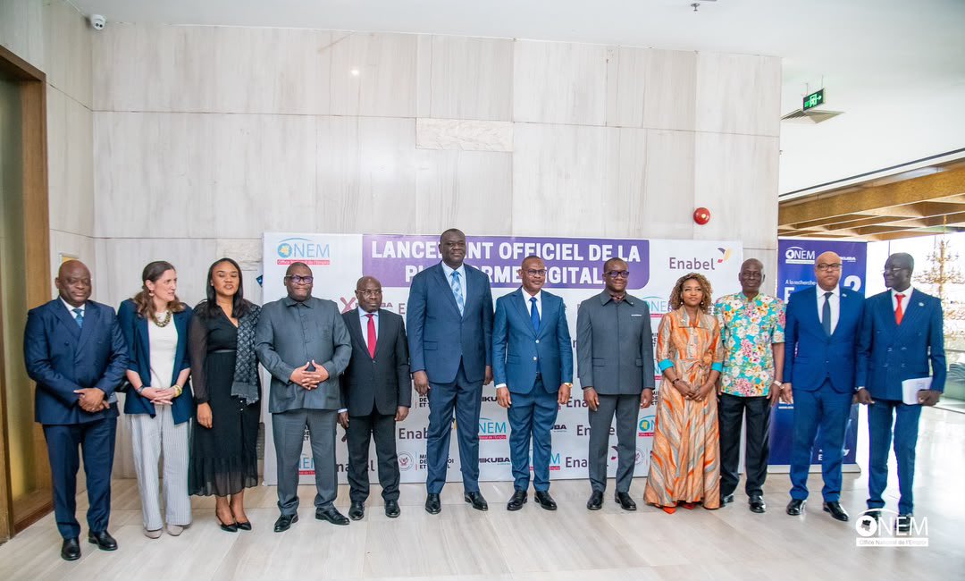 pepele_news's tweet photo. 🔴 EMPLOI | Le Gouvernement de la République démocratique du Congo a officiellement lancé la plateforme numérique de l’Office National de l’Emploi (ONEM) ainsi que l’application mobile MIKUBA by @onem_cd , une innovation destinée à moderniser l’accès à l’emploi à travers le pays.

Présentée par le ministre de l’Emploi et du Travail, Ferdinand Massamba Wa Massamba, cette plateforme permettra notamment aux demandeurs d’emploi de s’inscrire en ligne, de consulter les offres disponibles, de postuler directement et d’être mis en relation avec les employeurs dans un cadre transparent et équitable.

L’outil facilitera également la centralisation des offres d’emploi, la gestion d’une base nationale des compétences, le suivi des recrutements et la production de statistiques en temps réel.

Pour les autorités, cette réforme s’inscrit dans la vision du Président de la République, Félix-Antoine Tshisekedi Tshilombo, visant à renforcer l’emploi des jeunes et à moderniser les services publics.

Baptisée MIKUBA (« cuivre » en swahili), l’application symbolise la volonté de faire du numérique un moteur de création d’emplois et de développement en RDC.

Une nouvelle étape vers un marché du travail plus moderne, plus inclusif et plus accessible à tous.

🔗➡️ https://t.co/SpD8LfWjN5

#RDC #ONEM #MIKUBA #Emploi #Numérique #Innovation