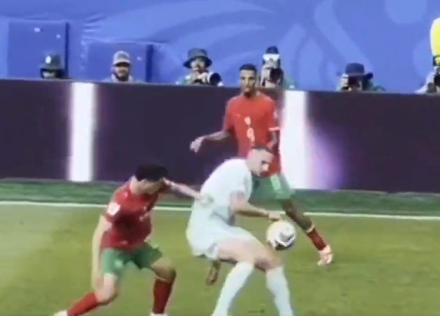 Team_Ramenman's tweet photo. Hier springt der Ball unmittelbar vor Mbappés 1:0 an Rabiots Hand. Bemerkenswert ist, dass diese Szene weder direkt nach dem Tor noch später im Spiel auch nur ein einziges Mal in der Wiederholung gezeigt wurde. #FIFUCK #FRAMAR https://t.co/MY6KYsUKuU