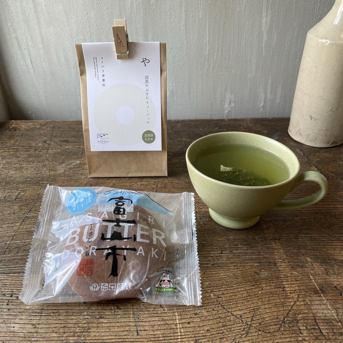 _connacht's tweet photo. お世話になっているお取引先様からお中元が🎁
毎年お菓子の詰め合わせをいただくのですが、少しずつラインナップが変わったりでわくわく🥳
バターどらやきは幸福と背徳の味がします🤤

急須用ティーバッグの深蒸し煎茶"やぶきた"はカップにぽいっ、でお湯を継ぎ足しでも◎

#店長さとーのおやつ https://t.co/CEgpVomdRz