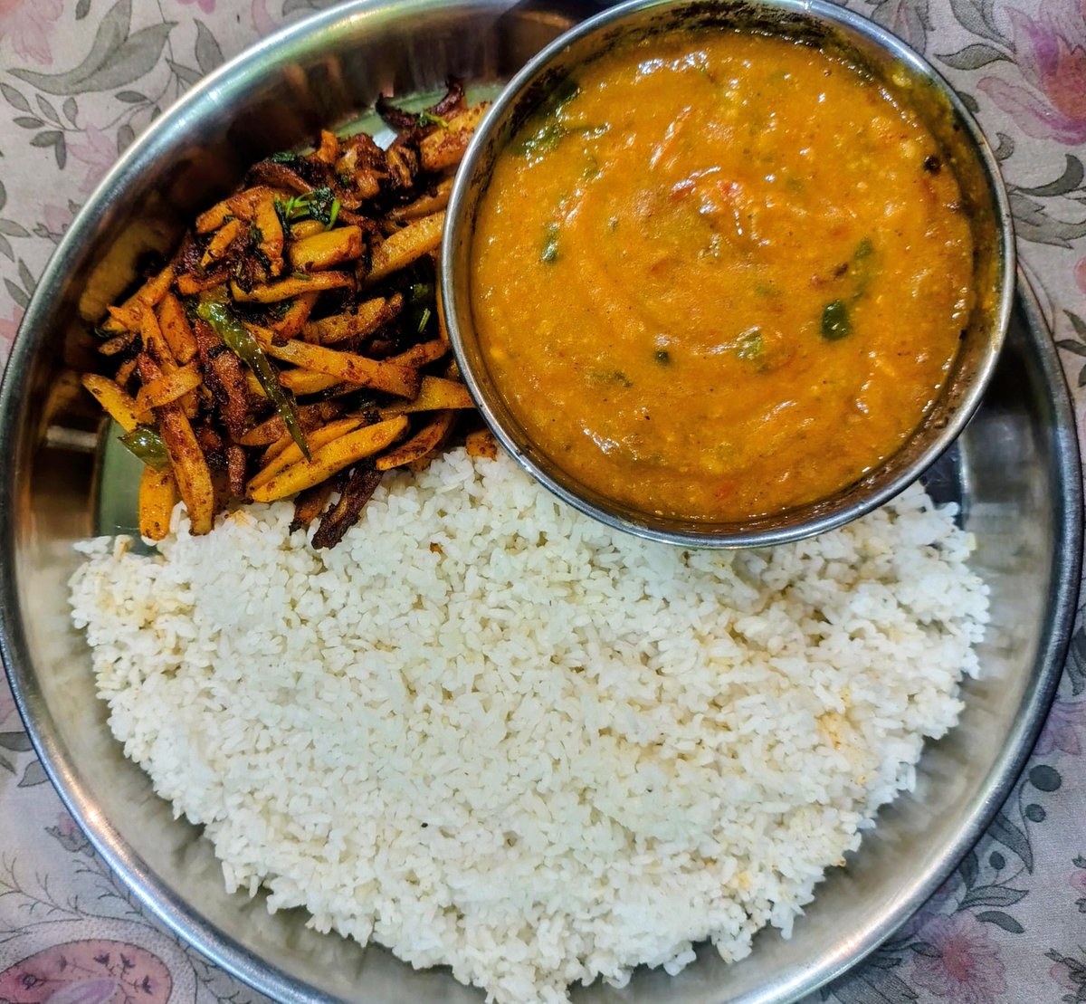 viprabuddhi's tweet photo. Indian food scene is basically arguing about which carbslop is better - veg or non-veg

Indians will have 70% of their plate filled with rice + a protein source like meat/paneer like achaar

To save money, many Indians have the habit of diluting dal so much that it is basically spiced water in the end