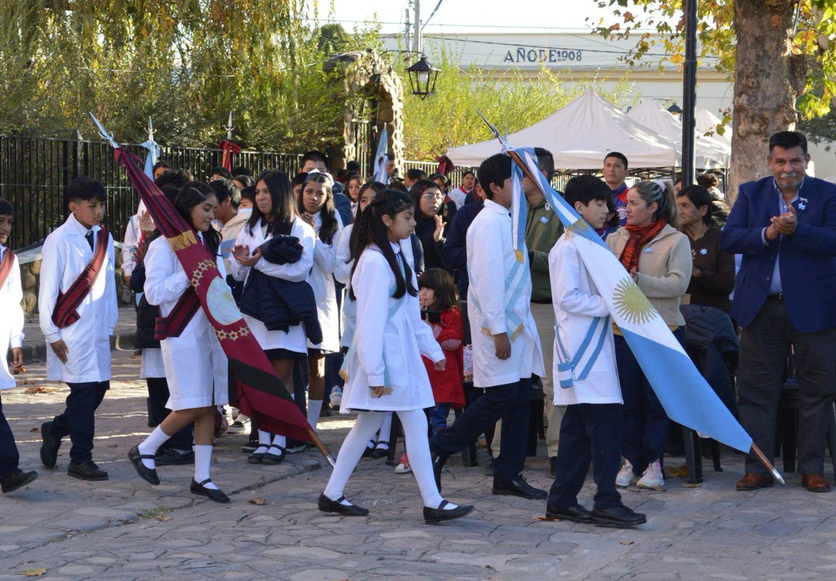 MuniElCarril's tweet photo. Se conmemoró el 210.º aniversario de la Declaración de la Independencia Argentina, una de las fechas más trascendentes de nuestra historia, con un acto que reunió a autoridades, instituciones educativas, organizaciones de la comunidad y vecinos de #ElCarril @GustavoSaenzOK https://t.co/8XcLvqs6xq