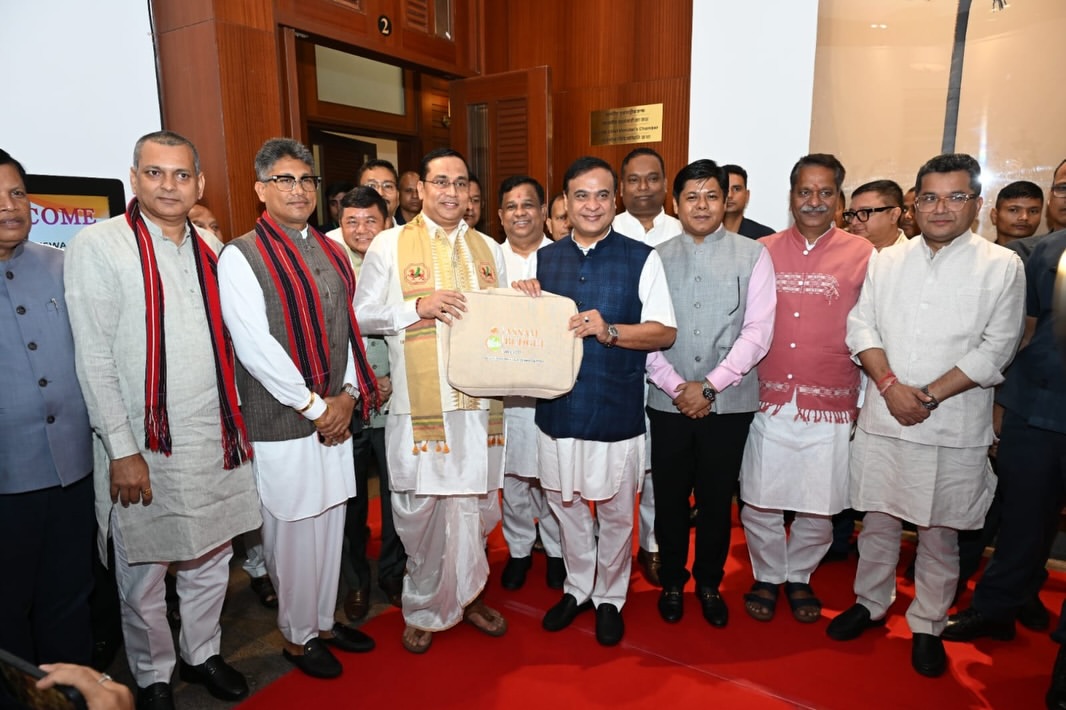 Assam_Exp's tweet photo. সমৃদ্ধ অসমৰ দিশে বাজেট ২০২৬–২৭!

মাননীয় মুখ্যমন্ত্ৰী ড° হিমন্ত বিশ্ব শৰ্মা আৰু বিত্তমন্ত্ৰী শ্ৰী জয়ন্ত 
মল্ল বৰুৱাৰ সৈতে বাজেট পূৰ্বৰ স্মৰণীয় মুহূৰ্ত। জনকল্যাণ, 
উন্নয়ন আৰু সমৃদ্ধিৰ নতুন আশা।

#অসম #AssamBudget2026 https://t.co/iCSN9Ru4DT