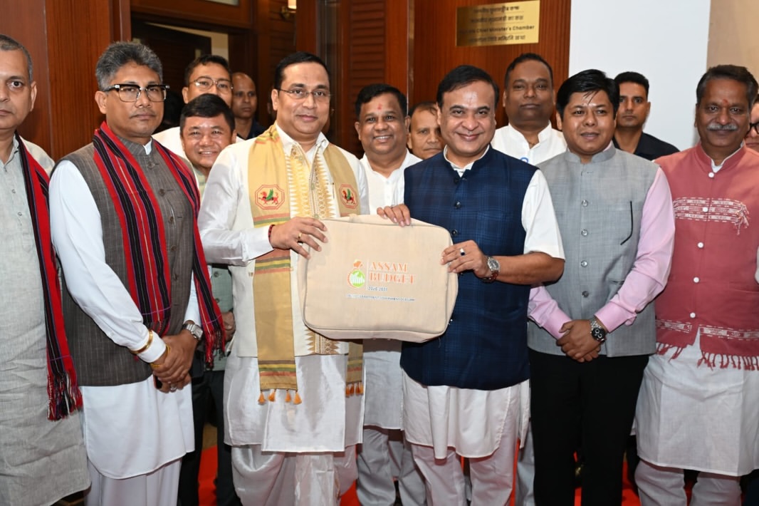 Assam_Exp's tweet photo. সমৃদ্ধ অসমৰ দিশে বাজেট ২০২৬–২৭!

মাননীয় মুখ্যমন্ত্ৰী ড° হিমন্ত বিশ্ব শৰ্মা আৰু বিত্তমন্ত্ৰী শ্ৰী জয়ন্ত 
মল্ল বৰুৱাৰ সৈতে বাজেট পূৰ্বৰ স্মৰণীয় মুহূৰ্ত। জনকল্যাণ, 
উন্নয়ন আৰু সমৃদ্ধিৰ নতুন আশা।

#অসম #AssamBudget2026 https://t.co/iCSN9Ru4DT