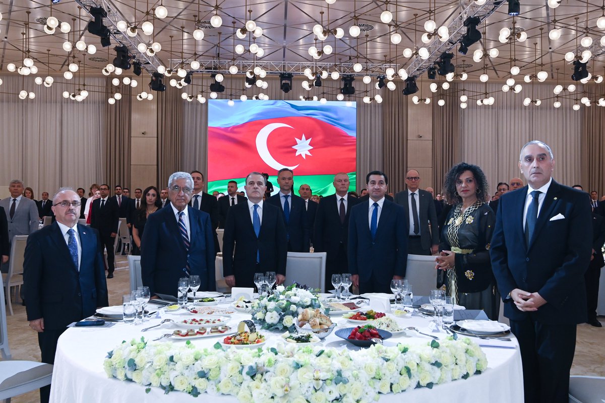 AzerbaijanMFA's tweet photo. Azərbaycan Respublikası diplomatik xidmət orqanları əməkdaşlarının peşə bayramı günü münasibətilə Gülüstan sarayında təşkil edilən rəsmi qəbula dair mətbuat məlumatı

⬇️⬇️⬇️

https://t.co/8zpMxivPR8 https://t.co/7wD0iHF5S7