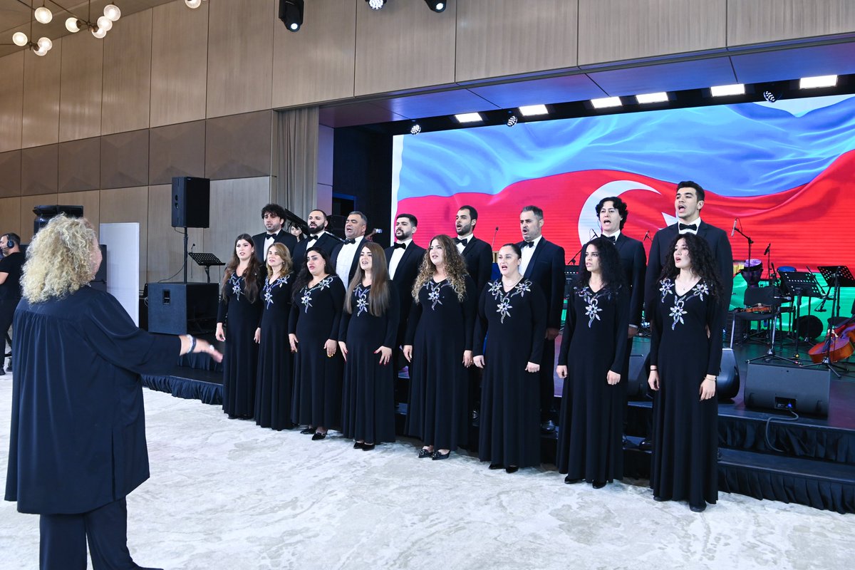 AzerbaijanMFA's tweet photo. Azərbaycan Respublikası diplomatik xidmət orqanları əməkdaşlarının peşə bayramı günü münasibətilə Gülüstan sarayında təşkil edilən rəsmi qəbula dair mətbuat məlumatı

⬇️⬇️⬇️

https://t.co/8zpMxivPR8 https://t.co/7wD0iHF5S7