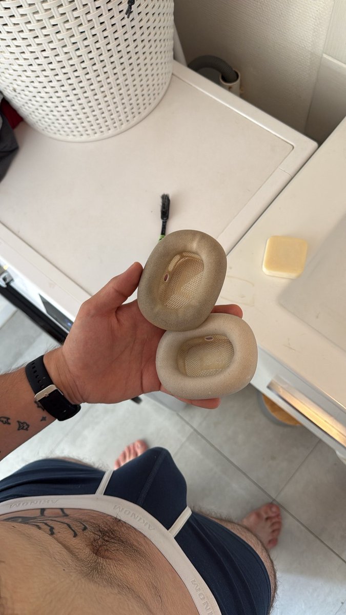bryan_f1t's tweet photo. Le avant après, du nettoyage de mon casque Apple est fou… Ça me dégoûte https://t.co/ZbGG18RB4I
