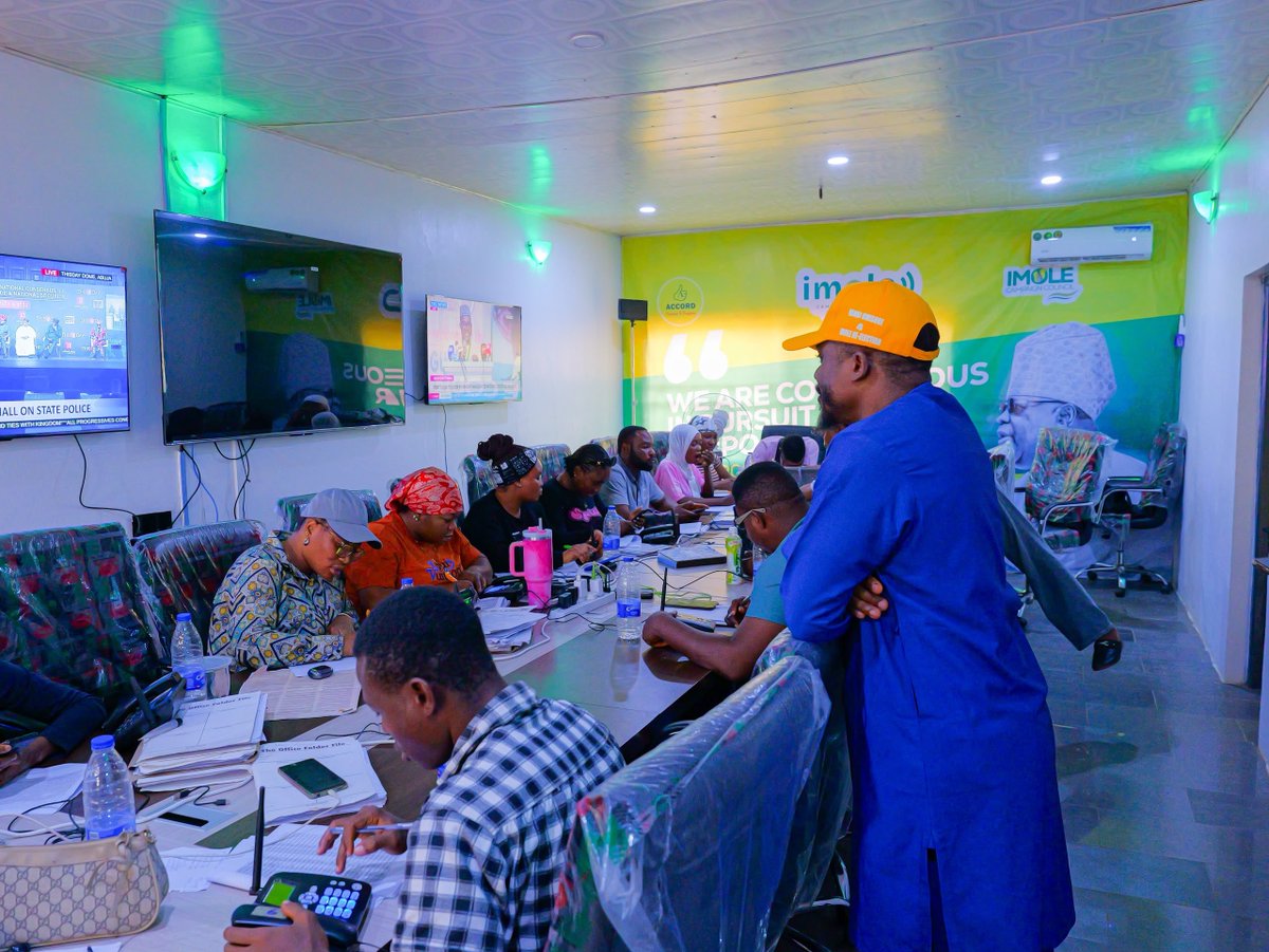 MrBanksOmisore's tweet photo. Visited the hardworking folks at The Imole Campaign media center. Shout out to @O_basslet @ademide25_ @malagaofficial_ @DukeOfOsun and others doing the heavy lifting to ensure Governor Adeleke is re-elected. https://t.co/d7nwwz6hRi