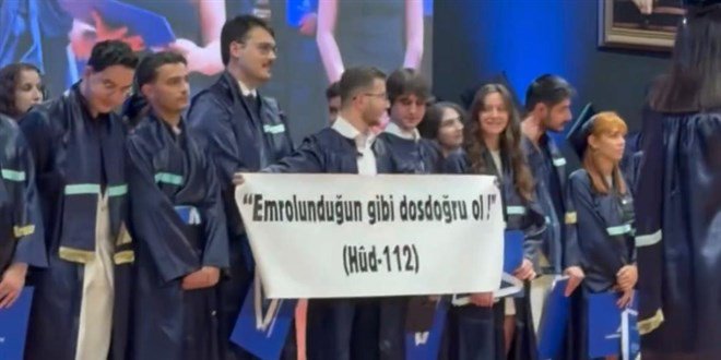 28subatgonullu's tweet photo. EMROLUNDUĞUN GİBİ DOSDOĞRU OL.
Bir üniversitenin mezuniyet töreninde, Kur'an-ı Kerim'in "Emrolunduğun gibi dosdoğru ol." emrini taşıyan bir pankartın görünmesini engellemeye çalışan zihniyet ve buna alkış tutanlar, bize 28 Şubat'ın yasakçı anlayışının tamamen ortadan kalkmadığını acı bir şekilde hatırlattı.
Bir hukuk fakültesinin mezuniyetinde, doğruluğu ve adaleti öğütleyen bir ayetin hedef alınması; üzerinde hep birlikte düşünmemiz gereken bir tablo ortaya koymuştur.

Bizler, 28 Şubat Gönüllüleri Platformu olarak; başörtüsünün, Kur'an'ın, inancın ve değerlerimizin kamusal alandan dışlanmaya çalışıldığı o karanlık günleri unutmadık, unutturmayacağız.

Dün başörtüsüne, Kur'an'a ve inancına baskı uygulayan zihniyet neyse; bugün bir Kur'an ayetinden rahatsız olup onu görünmez kılmaya çalışan anlayış da aynı tahammülsüzlüğün farklı bir tezahürüdür.

İnanç ve düşünce özgürlüğü; yalnızca kendi görüşüne yakın olanlar için değil, herkes için savunulduğunda anlam kazanır.

28 Şubat'ın karanlık izlerini yeniden canlandırmak isteyenlere karşı; hukuku, adaleti, özgürlüğü ve milletimizin değerlerini savunmaya devam edeceğiz.
Aynı zaman da EMROLUNDUĞU GİBİ DOSDOĞRU OLAN nesiller yetiştireceğiz.
#28SubatHakTelafi 
@RTErdogan 
@NumanKurtulmus 
@Yusuf__Tekin 
@abakingurlek
@mustafaciftcitr
@YuksekogretimK 
@erolozvar 
@YeditepeUni 
@yeditepelaw