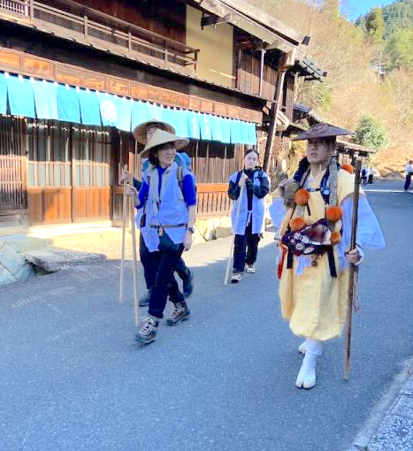 daizusensei's tweet photo. 【well-beingのココロ５】
山岳信仰は仏教が伝えられる前から盛んだった。山の神を信仰し、山に籠り、荒行をやって験力を身につける。そこから原始的な神道が生まれてくる。一方、仏教が伝わると、次第にその要素が取り入れられていく。修験は根本的な性格として、神と仏がごちゃ混ぜになった信仰となった。

修験道がその形が明確になり、一つの宗教集団として自らを確立し、また社会からも認知されるようになったのは鎌倉時代だという。教団としての形を整えるために、奈良時代に生きた伝説のスーパーマン、役行者（えんのぎょうじゃ）を創始者としてまつりあげた。

修験道に哲学的な教義はほとんどない���これが仏教とは違い、また神道に近いところだ。とにかく山に入って苦行をする。その作法が装束を含めて厳しく定められている。

一方で仏教の世界では様々な事情で（勝手に）「出家」した私度僧たちが現れて、正統的な仏教とは別の流れを作り出す。彼らは山に篭って修行した。そうやって、私度僧と修験の行者は重なっていった。

空海は中国に渡る前までは、私度僧として四国の海岸地域を渡り歩き、洞窟があればそこに篭って修行をした。どういう経緯で中国に派遣されることになったのかはよくわかっていないようだが、その直前に官度僧として取り上げられて、正統な仏教の流れに乗ることになる。中国で密教を学び、それを日本に持ち帰って真言宗を開き、当時の天皇から高野山と京都の東寺を与えられて宗派としての形を整えた。

��方、空海が高野山を開くと、そちらは正統的でない仏教の中心地となった。集まって修行をし、その教えを持って彼らは全国を歩いて���法大師の信仰を広めた。高野聖（こうやひじり）である。修験も密教の要素を取り入れ、聖と山伏はオーバーラップする存在となった。
つづく
#自然じねんの哲学　https://t.co/knXPGCsM5y