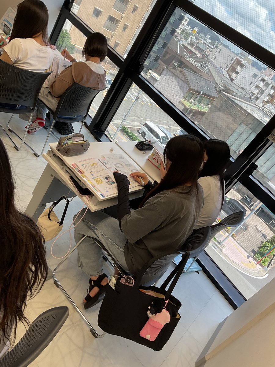 Himejo_MB's tweet photo. 最近、大忙しです
医療コース1年生は初めての検定受験をがんばりましたね✏️
そして2年生は、、、、3週連続で検定受験！就活も並行です💪✨今日は歯科治療のラバーダム防湿や印象材に���いて学びました🦷📚
#姫路情報システム専門学校
#医療ビジネスコース
#歯科助手
#資格取得 https://t.co/nxAPPuJWYK