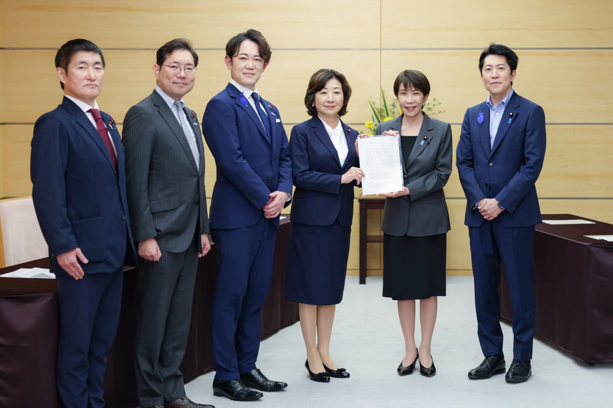 takaichi_sanae's tweet photo. 本日、「家事支援サービス推進議員連盟」から、『家事支援等のサービスの利用促進に向けた提言』をいただきました。

『日本成長戦略』とりまとめを前に、野田聖子議員率いる議員連盟の同志に、関係業界、関係省庁を含めた幅広い調整に精力的に取り組んでいただき、大変ありがたい提言内容でした。

子育てや介護等による離職を防止し、全ての方がキャリアを諦めることなく希望に応じて能力を発揮できるよう、両立支援の一環として、家事支援サービスやベビーシッターを安心して利用できる環境（質の高い信頼できるサービス、経済的負担の軽減など）を整え、その普及促進に取り組むことが必要です。

本日いただいた提言を踏まえ、多様な人材がその能力を十分に発揮できる環境整備に向けて、『日本成長戦略』を取りまとめてまいります。