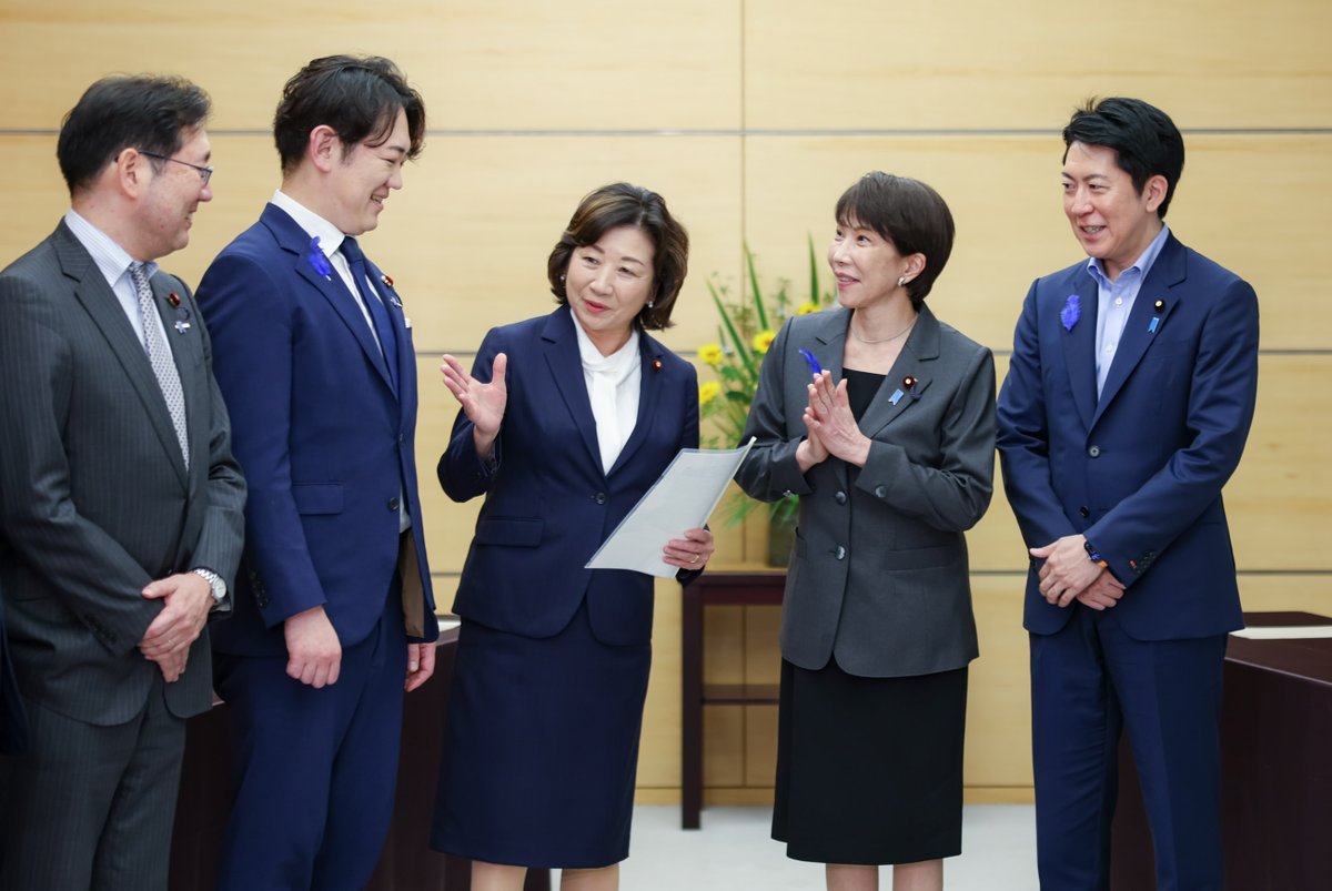 takaichi_sanae's tweet photo. 本日、「家事支援サービス推進議員連盟」から、『家事支援等のサービスの利用促進に向けた提言』をいただきました。

『日本成長戦略』とりまとめを前に、野田聖子議員率いる議員連盟の同志に、関係業界、関係省庁を含めた幅広い調整に精力的に取り組んでいただき、大変ありがたい提言内容でした。

子育てや介護等による離職を防止し、全ての方がキャリアを諦めることなく希望に応じて能力を発揮できるよう、両立支援の一環として、家事支援サービスやベビーシッターを安心して利用できる環境（質の高い信頼できるサービス、経済的負担の軽減など）を整え、その普及促進に取り組むことが必要です。

本日いただいた提言を踏まえ、多様な人材がその能力を十分に発揮できる環境整備に向けて、『日本成長戦略』を取りまとめてまいります。