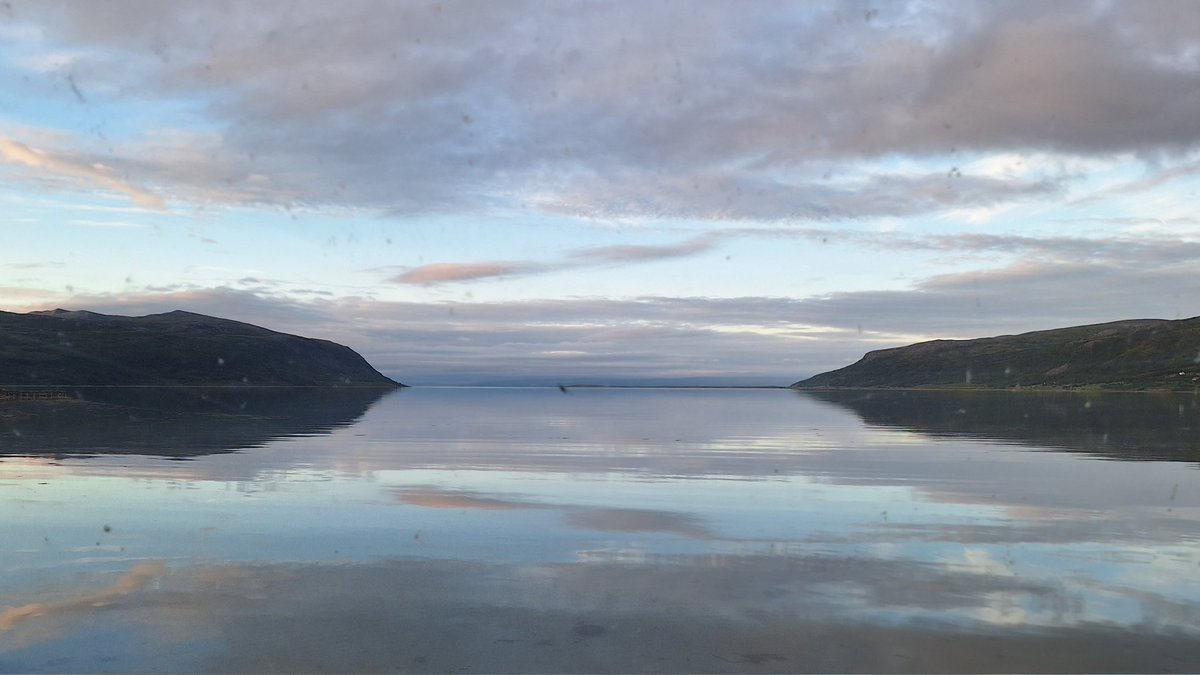 siecru's tweet photo. Uitzicht vanuit de camper.
#noorwegen #roomwithaview #camperlife https://t.co/O0RHlKJM03