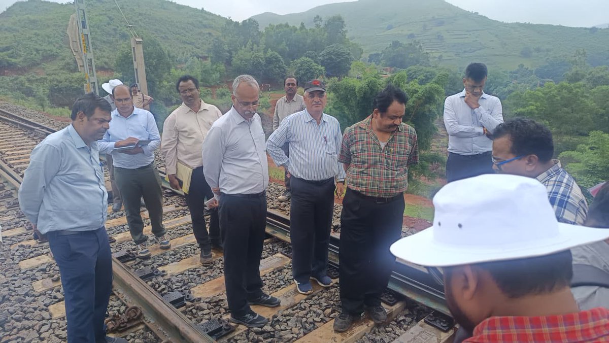 DRMRGDA's tweet photo. On  day 2 BAIGUDA inspection,CRS(Shri Brijesh Kumar Mishra)along with DRM RGDA and BO inspected the near BGUA Station and also the newly constructed line(12.385km)on10/07/26 in connection with KRPU- SPRD Doubling Project in RGDA Division of ECOR
#RGDA DIVISION #ECOR #RailMinIndia https://t.co/uXWQR3jzso