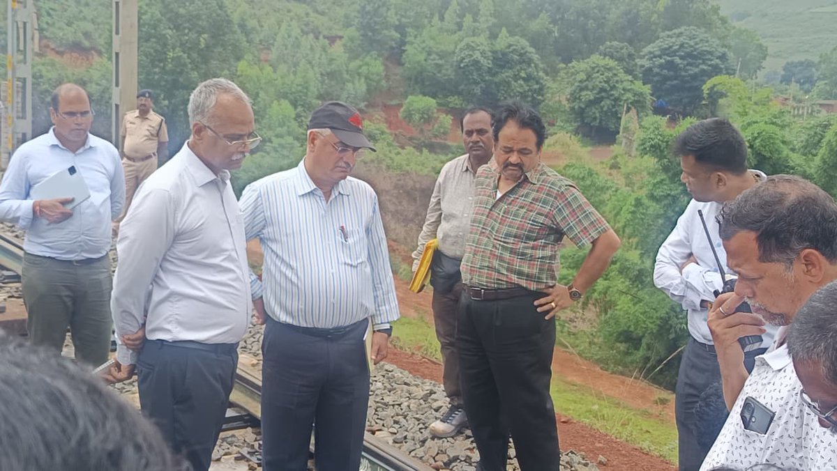 DRMRGDA's tweet photo. On  day 2 BAIGUDA inspection,CRS(Shri Brijesh Kumar Mishra)along with DRM RGDA and BO inspected the near BGUA Station and also the newly constructed line(12.385km)on10/07/26 in connection with KRPU- SPRD Doubling Project in RGDA Division of ECOR
#RGDA DIVISION #ECOR #RailMinIndia https://t.co/uXWQR3jzso