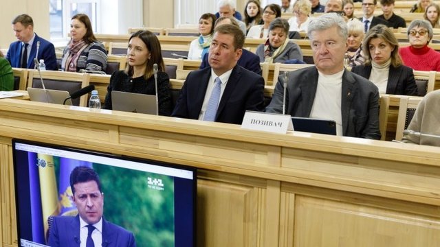 pogrebeckij's tweet photo. Касаційний адміністративний суд у складі Верховного Суду відмовив п'ятому президенту України Петру Порошенку в задоволенні позову щодо скасування персональних санкцій РНБО. 
Таким чином Зеленський прибрав Порошенка з майбутнього політичного життя країни, Порошенко не зможе балотуватися у Президенти України та депутати Верховної Ради. Чи зможе висунутись на майбутніх парламентських виборах партія ЄС? Не знаю. Якщо Порошенко залишиться її головою, ЦВК може не допустити ЄС до виборів.
Після того, як ЄСПЛ прийняв позов Порошенка проти Зеленського на незаконність санкцій, судді Верховного суду, які сьогодні ухвалили рішення, можуть опинитися під санкціями Євросоюзу.