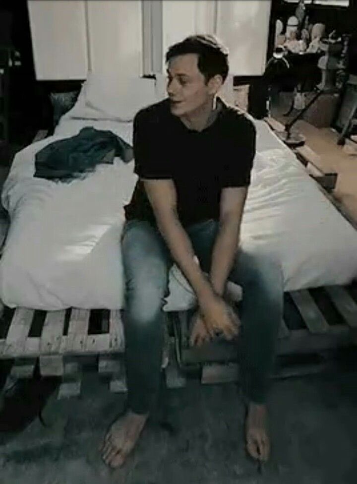 MaleFeetHub's tweet photo. Bill Skarsgard (Size 13) https://t.co/oehUH7sVjV