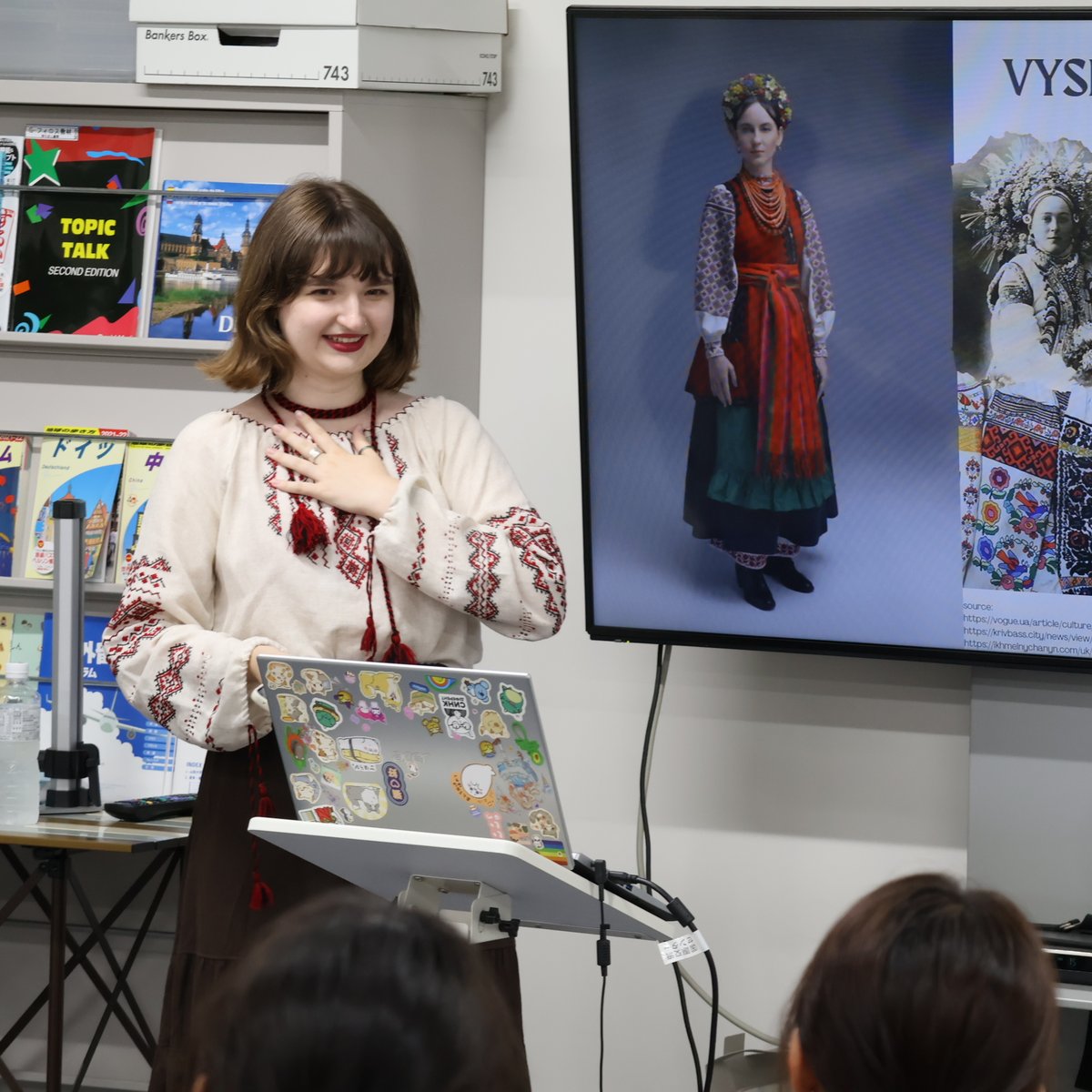 yamanashi_univ's tweet photo. 2026年7月3日(金)甲府キャンパスにおいて、ウクライナ出身の留学生による「外国語カフェ」を開催し、本学学生・教職員および一般の方々が参加しました。留学生によるウクライナの食文化や言語の紹介の後、質問が飛び交うにぎやかな会となりました。
#外国語カフェ＃ウクライナ
https://t.co/ijJdtuE6c7 https://t.co/7JE9adskhT