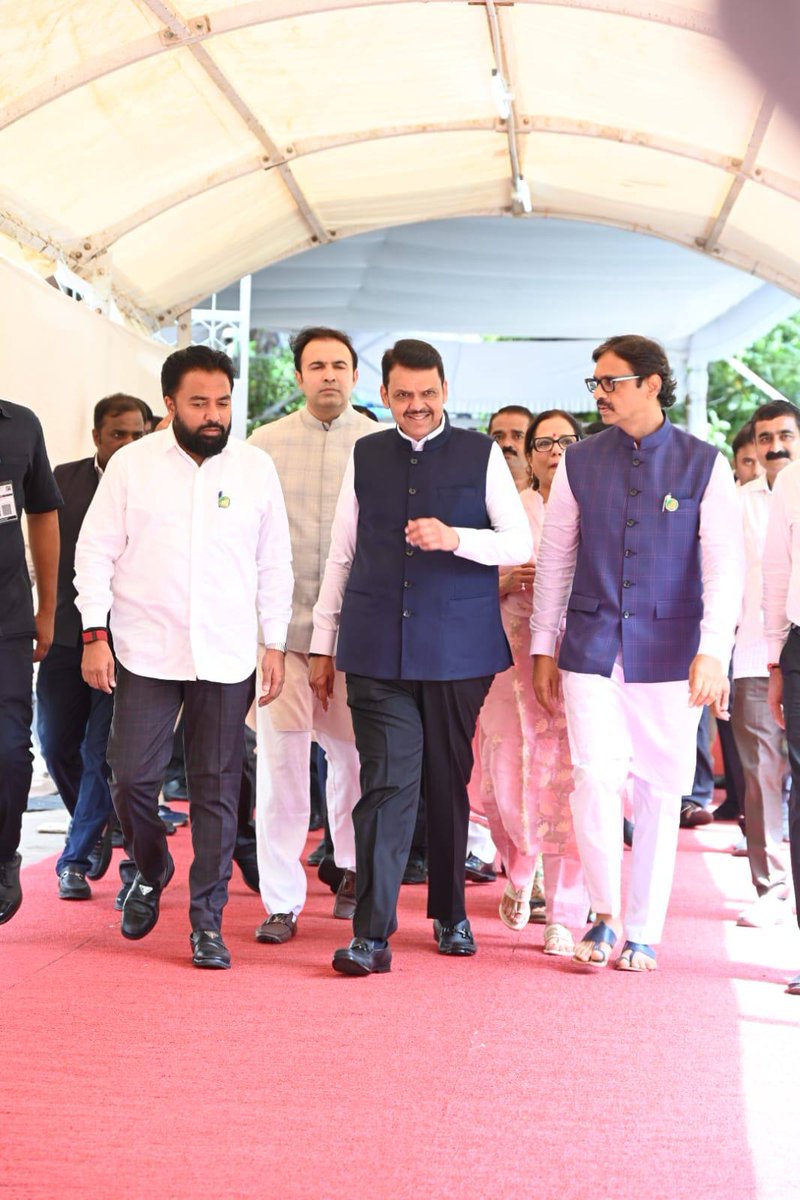 RahulSkool's tweet photo. महाराष्ट्र विधीमंडळ पावसाळी अधिवेशन जुन - जुलै - २०२६

📍विधानभवन | मुंबई| आठवडा दुसरा - दिवस पाचवा

आमचे नेते व मार्गदर्शक, मा.मुख्यमंत्री श्री. देवेंद्र फडणवीस साहेब,आमदार श्री.अतुल भोसले आणि आमदार श्री. राहुल आवाडे यांच्या समवेत विधानभवनात प्रवेश करतेवेळी. https://t.co/kYKjgjs7Rp