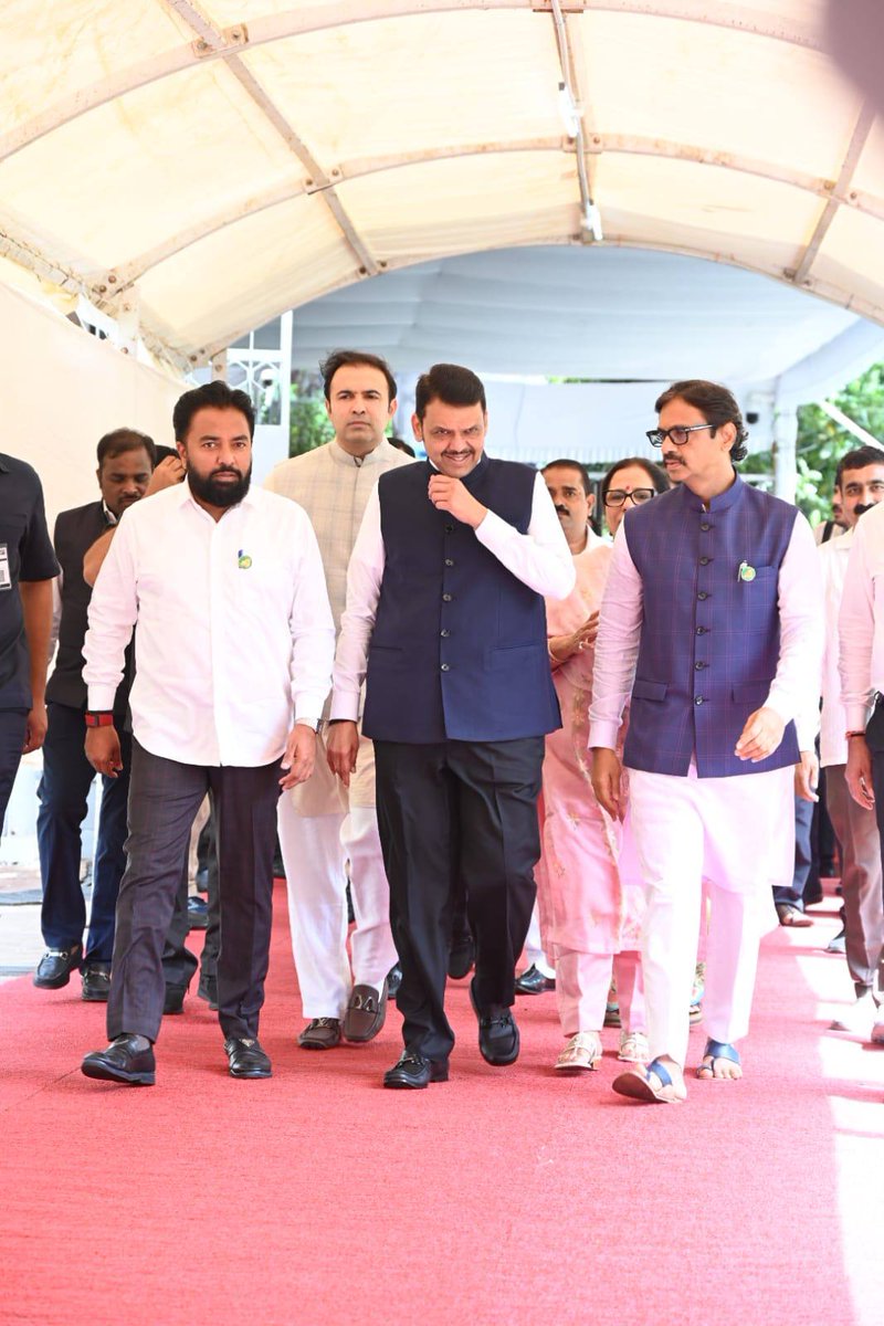RahulSkool's tweet photo. महाराष्ट्र विधीमंडळ पावसाळी अधिवेशन जुन - जुलै - २०२६

📍विधानभवन | मुंबई| आठवडा दुसरा - दिवस पाचवा

आमचे नेते व मार्गदर्शक, मा.मुख्यमंत्री श्री. देवेंद्र फडणवीस साहेब,आमदार श्री.अतुल भोसले आणि आमदार श्री. राहुल आवाडे यांच्या समवेत विधानभवनात प्रवेश करतेवेळी. https://t.co/kYKjgjs7Rp