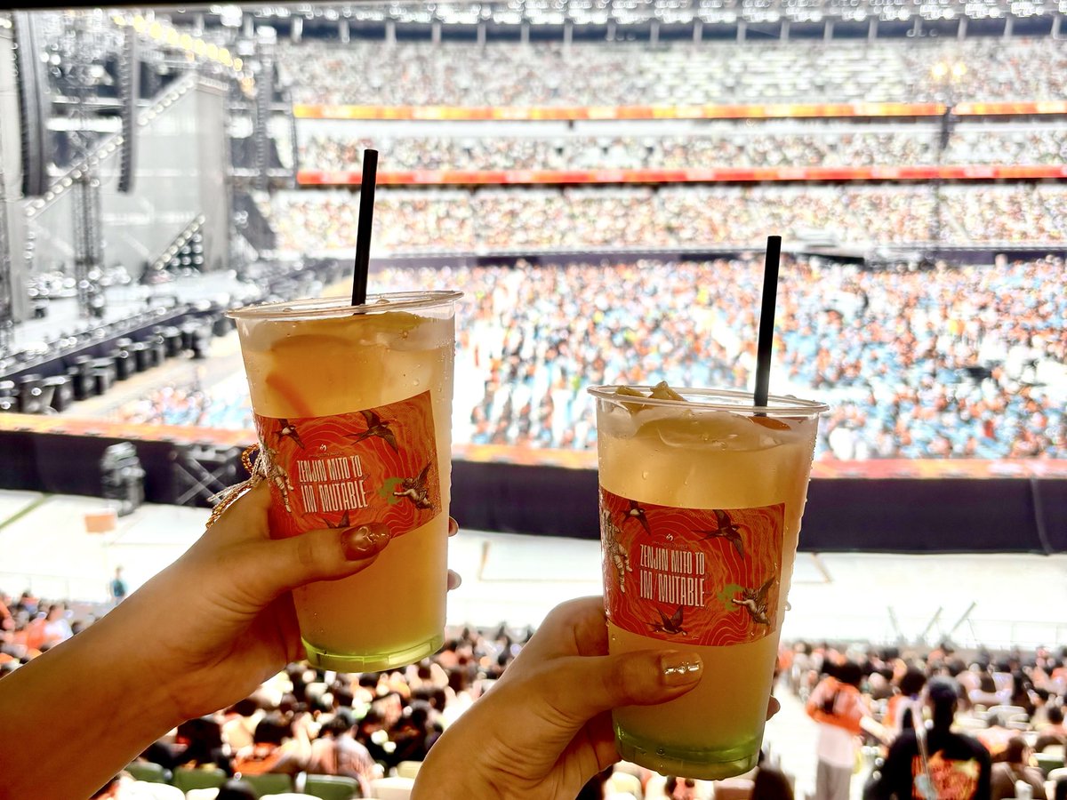 _yumi10's tweet photo. 楽しかった🧡🧡🧡
会ってくださった皆様ありがとう！！
#MrsGREENAPPLE
#ゼンジン未到とイミュータブル https://t.co/xI0MqjSbsU