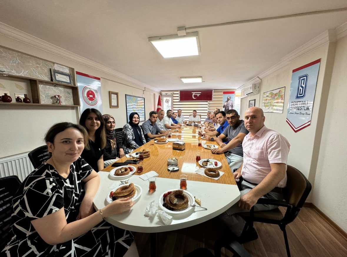 turgutludsm's tweet photo. Müdürlüğümüzde görev yapmakta iken tayini çıkan Salim Özkara için, Kurum Müdürümüz ve personellerimizin katılımıyla veda programı düzenlenmiş, kendisine plaket takdim edilmiştir. Salim Özkara’ya hizmetlerinden dolayı teşekkür eder, yeni görev yerinde başarılar dileriz. https://t.co/QgavvJX2NS