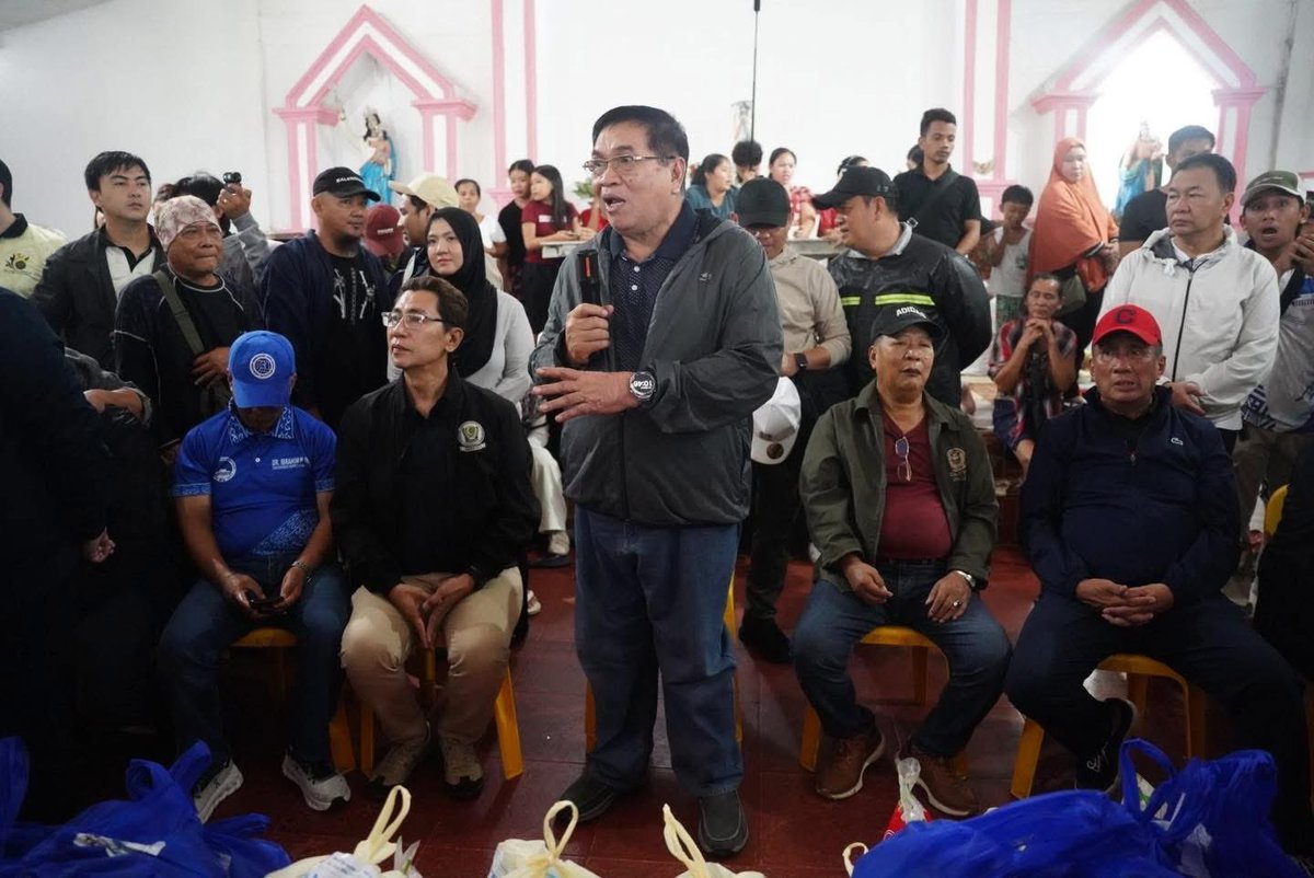 CMSammyGambar's tweet photo. Nandito ang Bangsamoro Government. Hindi namin kayo iiwan.

Ngayong araw, personal kong binisita ang ating mga kababayan na naapektuhan ng Hanging Habagat na pinalalakas ng Bagyong Inday upang kamustahin ang kanilang kalagayan at tiyaking naihahatid ang kinakailangang tulong.

Patuloy nating palalakasin ang ating relief and response operations upang walang pamilyang maiiwan, habang sama-sama nating itinataguyod ang isang #MasMatatagNaBangsamoro.

#SammyGamBARMM
#MoralGovernance
#MasMatatagNaBangsamoro