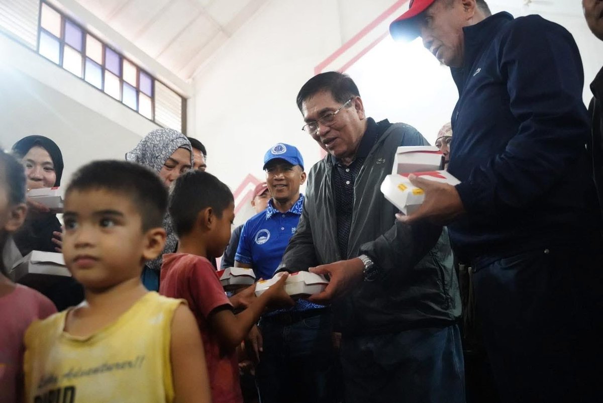 CMSammyGambar's tweet photo. Nandito ang Bangsamoro Government. Hindi namin kayo iiwan.

Ngayong araw, personal kong binisita ang ating mga kababayan na naapektuhan ng Hanging Habagat na pinalalakas ng Bagyong Inday upang kamustahin ang kanilang kalagayan at tiyaking naihahatid ang kinakailangang tulong.

Patuloy nating palalakasin ang ating relief and response operations upang walang pamilyang maiiwan, habang sama-sama nating itinataguyod ang isang #MasMatatagNaBangsamoro.

#SammyGamBARMM
#MoralGovernance
#MasMatatagNaBangsamoro