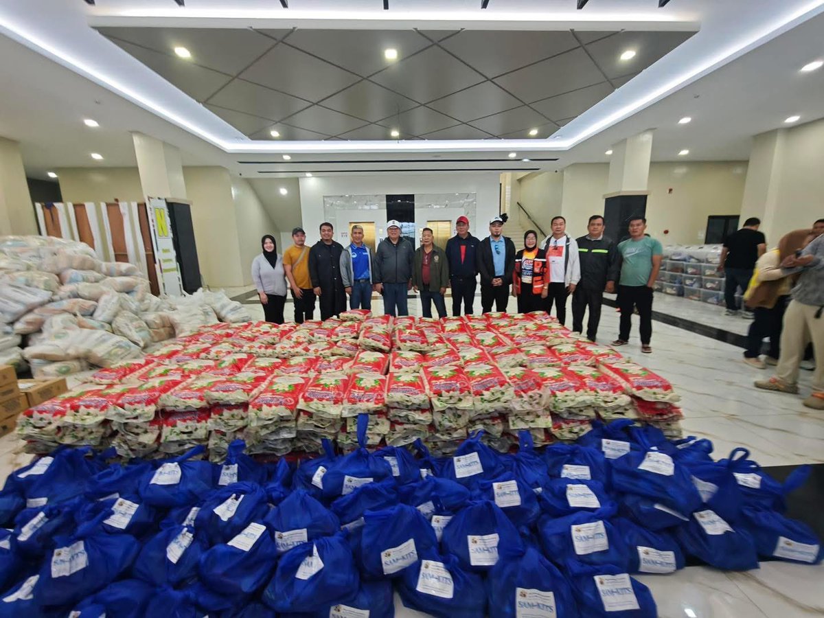 CMSammyGambar's tweet photo. Nandito ang Bangsamoro Government. Hindi namin kayo iiwan.

Ngayong araw, personal kong binisita ang ating mga kababayan na naapektuhan ng Hanging Habagat na pinalalakas ng Bagyong Inday upang kamustahin ang kanilang kalagayan at tiyaking naihahatid ang kinakailangang tulong.

Patuloy nating palalakasin ang ating relief and response operations upang walang pamilyang maiiwan, habang sama-sama nating itinataguyod ang isang #MasMatatagNaBangsamoro.

#SammyGamBARMM
#MoralGovernance
#MasMatatagNaBangsamoro