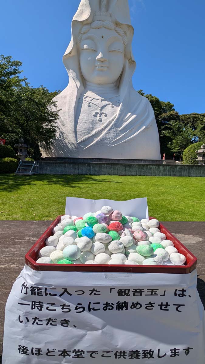 多くの方に「観音玉」をご奉納頂きました。 竹籠に納まった「観音玉