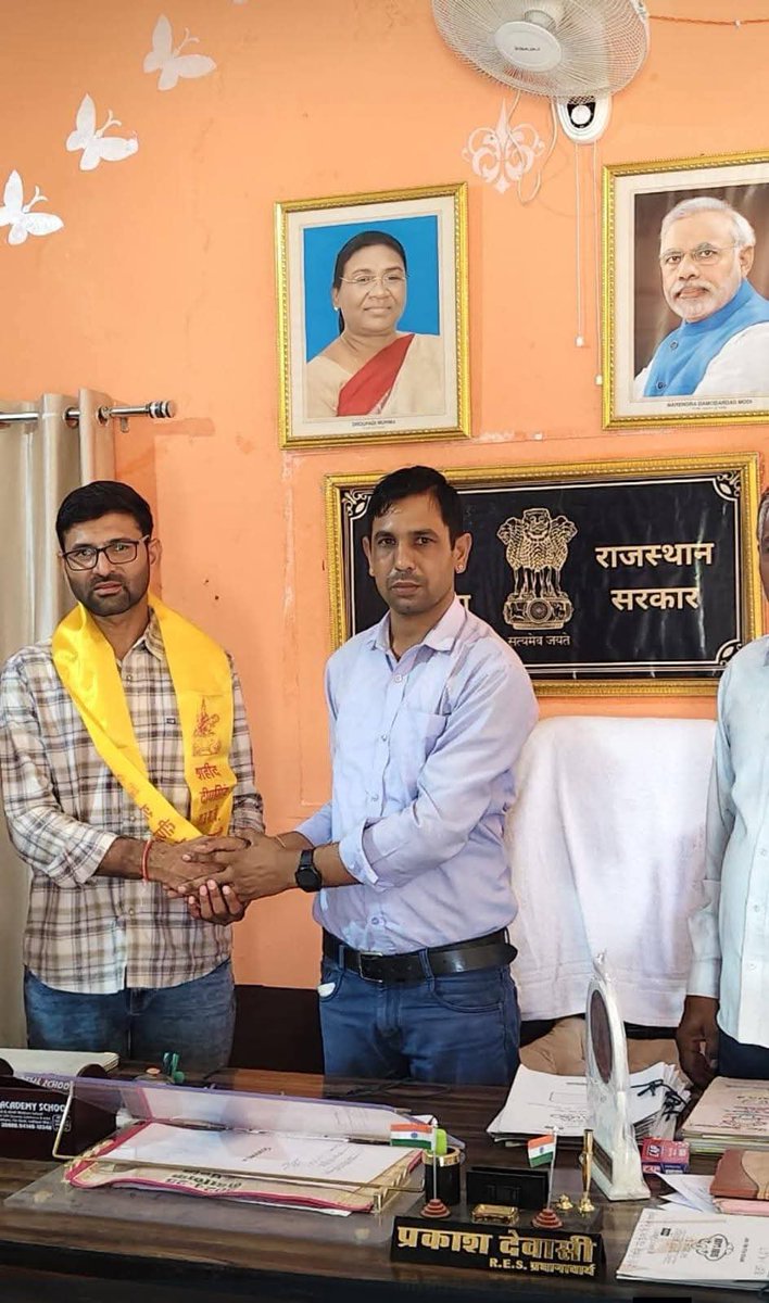 Ramchandradewa1's tweet photo. श्री माणक राम जी हूण ,प्राचार्य को MGGS खुडियाला, बालेसर जोधपुर से राउमावि चंदलाई स्थानांतरण होने पर ह्रदय से बधाई एवं उज्जवल भविष्य की शुभकामनाएं ✨✨🌹🌹*
#jodhpur #dewasi #raika https://t.co/HsswlDIByp