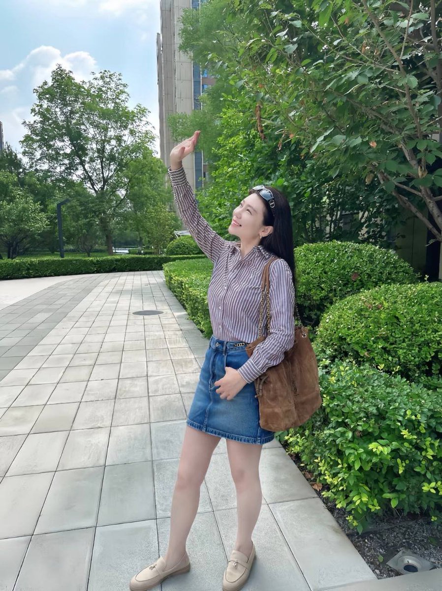 Jeni_1983's tweet photo. 快四十了，穿着得体，活得丰盈，不盲从任何人的审美，还会有人搭讪吗？ https://t.co/3t5Ia75lEB