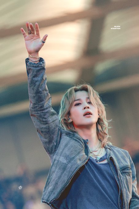jiminticaI's tweet photo. an education columnist described jimin as a role model for today's youth, praising his work ethic, humility, generosity and positive influence.

it opens with a student's quote:

"i don't listen to my teachers, but if jimin oppa said one word, i'd even go save the universe." 

the author highlights how jimin's hard work, compassion and generosity have made him someone young people aspire to be like.
🔗 https://t.co/tawoJgEeXN